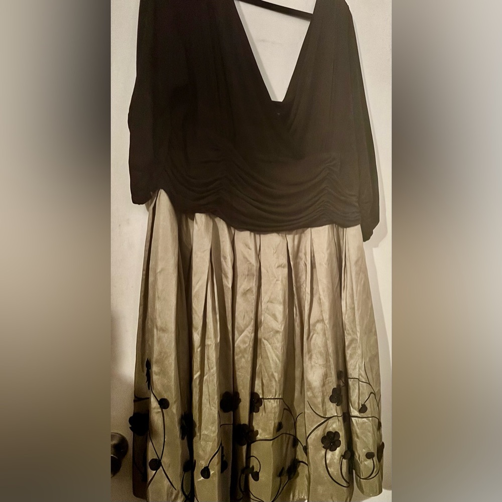 Embellished Green/Black Midi w/ good stretch, ruched cummerbund & swing skirt.